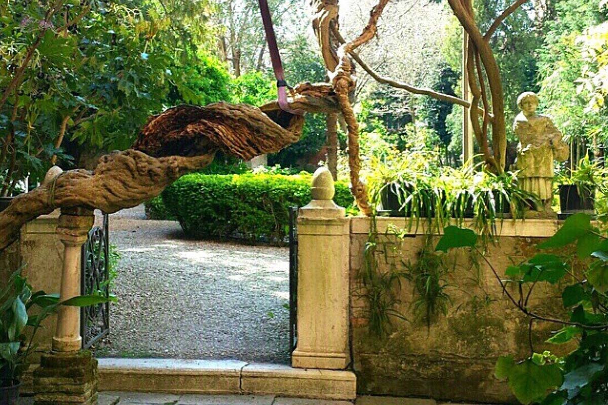 Private secret Venice tour, gardens and greenery and mysterious off the ...